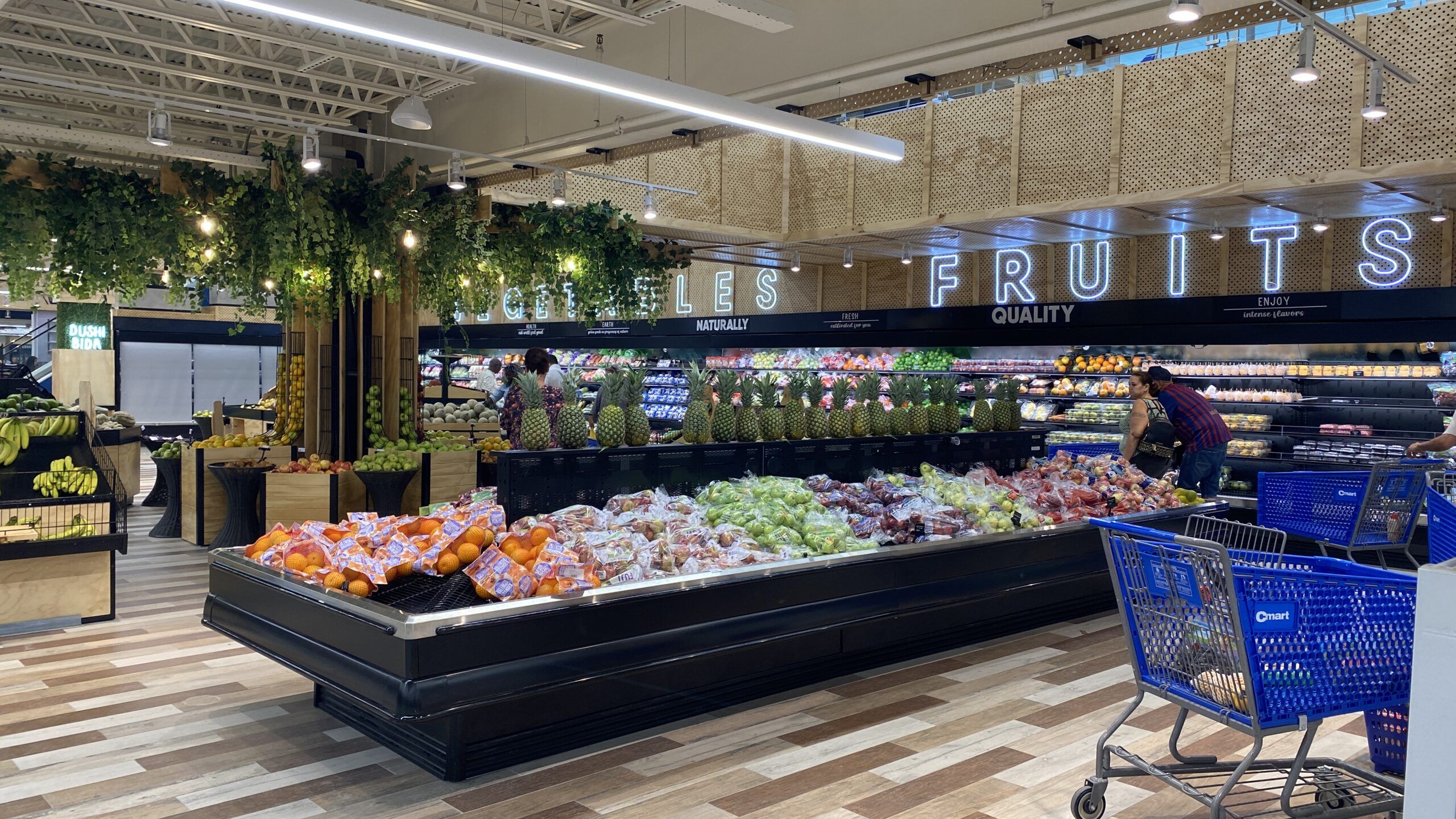 pics of supermarket cmart Aruba, fruits and vegetables zone